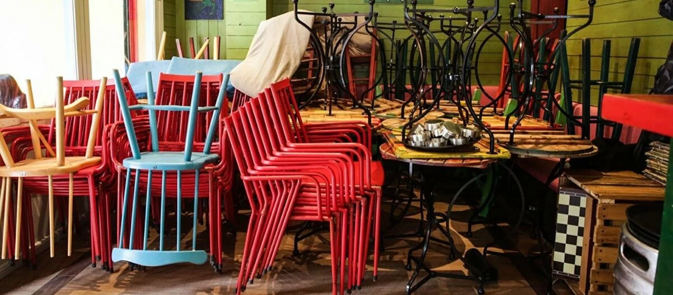 ΣΥΡΙΖΑ: «Να ανοίξει σε εξωτερικούς χώρους και ελεγχόμενα η εστίαση»